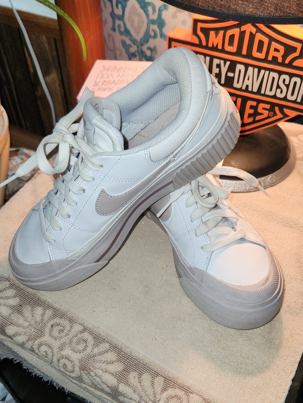 Woman's Nike Tennis Shoes